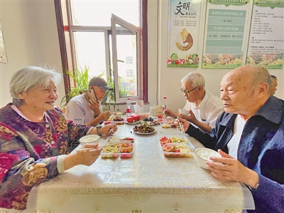 <p>　　一份份精美的爱心午餐端上餐桌。</p>