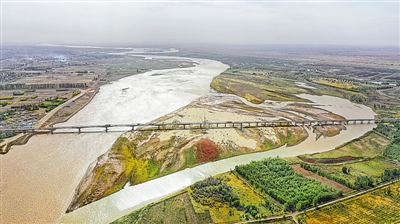 <p>　　秋日里的黄河平罗段沿岸，多姿多彩的湿地、湖泊、稻田等景象与蜿蜒大河共绘壮美画卷。</p>
