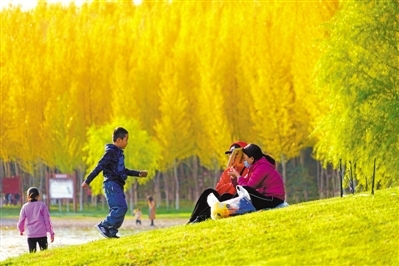 <p>　　蓝天、白云、碧波、多彩的树叶……10月17日，游人在中卫香山湖国家湿地公园享受秋日美景。</p><p>　　本报记者　何耐江　摄　</p>