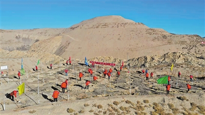 <p>　　石嘴山人扛起锄头、拿起铁锹，走进大山，栽下绿色的希望。</p>