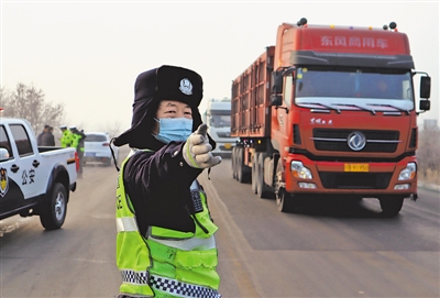 <p>　　一路
平安</p><p>　　2月3日，农历正月初三，石嘴山市公安局交警分局巡逻民警在110国道指挥疏导交通，保佳节平安。</p><p>　　本报通讯员</p><p>　　张晓龙　摄</p>