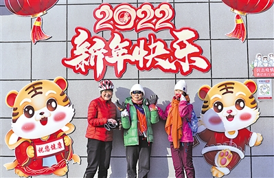 <p>　　虎年留影</p><p>　　2月1日，固原市原州区，人们与卡通老虎合影。本报通讯员　蔡存录　摄　　</p>