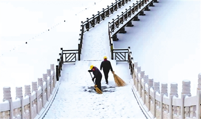 <p>　　雪中身影</p><p>　　2月7日清晨，银川市宝湖公园，环卫工人天不亮就在清扫道路，保游人安全。本报通讯员　李万平　摄　　</p>
