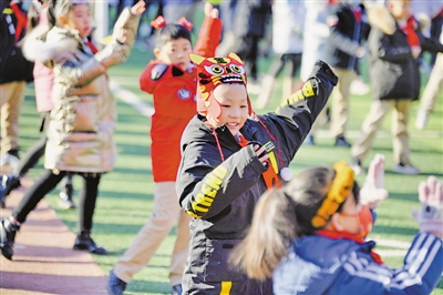 <p>　　孩子们头戴手工制作的“小老虎”头饰迎来新学期。</p>