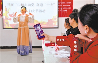 <p>　　3月3日，石嘴山市大武口区锦林街道府佑水香社区，女同志们在学习汉服礼仪基础动作。	　　　　　　本报记者　王晓龙　摄</p>