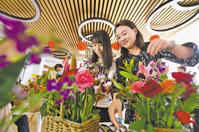 <p>　　3月3日，银川市兴庆区前进街街道工会邀请辖区单位的80余位女职工参加“弘扬中华传统文化，做优雅时尚女人”插花沙龙活动，大家在老师的指导下体验插花技艺，共迎“三八”国际妇女节。　　　　										　　　本报记者　马楠　摄</p>