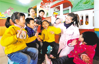 <p>　　2012年，李华芳（右2）和福利院的孩子一起做游戏。（资料图片）</p>