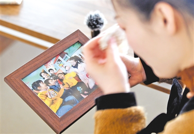 <p>　　一张照片让李华芳重回10年前，再忆芳华，过去的点滴像潮水一般涌来，让她情难自抑。</p>