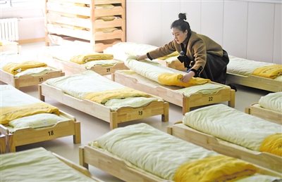 <p>　　孩子们午休结束后，李华芳细心地将被褥叠整齐。</p>
