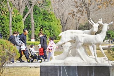 <p>　　银川中山公园内花香四溢，人们在这里观景踏春。				　			本报记者　马楠　摄</p>