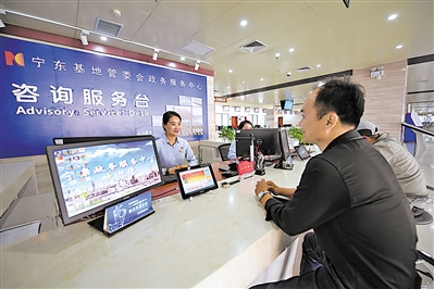 <p>　　宁东基地管委会政务服务中心工作人员为产业工人办理社保业务。</p>