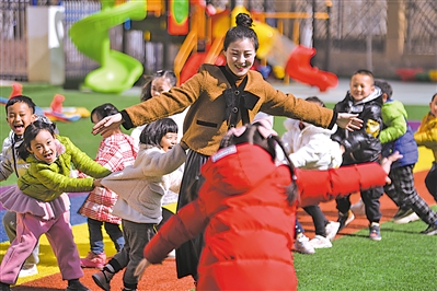 <p>　　银川市兴庆区第二十幼儿园，老师带着孩子们做游戏。</p>