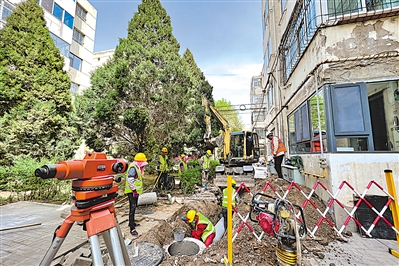 <p>　　银川市兴庆区福川苑小区，工人进行小区排水管道改造。　　　　（本版图片均本报记者　马楠　王洋　摄）</p>