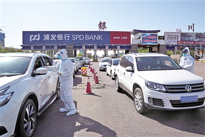 <p>　　节假日不休息，交警在银古路高速公路收费站认真核查过往车辆与人员，严守银川“东大门”。　　　　　　　　本报记者　李涛　摄</p>