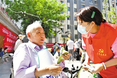 <p>　　5月29日，银川市兴庆区胜利街街道南华社区开展“邻里和睦庆端午”活动，邀请辖区党员群众一起话家常、迎端午。</p><p>　　本报记者　王鼎　摄</p>