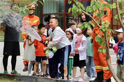 5月28日,银川市兴庆区消防救援大队组织开展“火焰蓝伴你同行”六一儿童节亲子活动。
    本报记者   陈健  摄