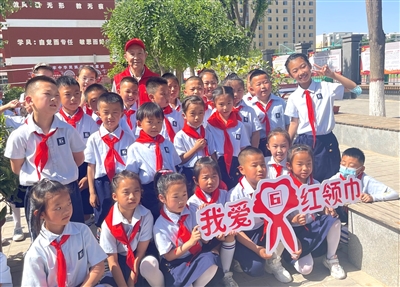     5月31日上午，银川市兴庆区玉皇阁北街高台寺社区联合兴庆区六小湖滨分校开展热爱祖国主题教育活动。本报记者  高晓刚  摄