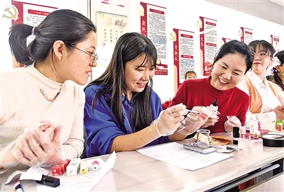 <p>　　2022年3月3日，石嘴山市大武口区锦林街道府佑水香社区，通过开展丰富多彩的文化活动，将铸牢中华民族共同体意识潜移默化地嵌入群众心中、融入血液、铸入灵魂。　本报记者　王晓龙　摄</p>