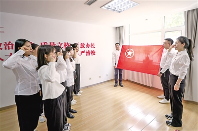 <p>　　2022年5月10日，国网宁夏电力党校组织学校青年职工集中收看庆祝中国共产主义青年团成立100周年大会直播实况，并举行重温入团誓词活动。鼓励青年职工不负时代，不负韶华，不负党和人民殷切期望，在新时代新天地中施展抱负、建功立业。本报记者　党硕　摄</p>