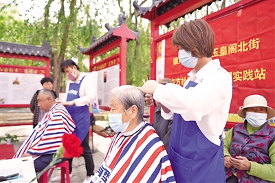 <p>　　新华百货“快剪”志愿服务者为居民开展免费剪发服务。此项活动的开展，进一步丰富了居民文化生活，增进了邻里感情，弘扬了中华民族孝老爱亲的传统美德。　　　　　　　　本报记者　李涛　摄</p>