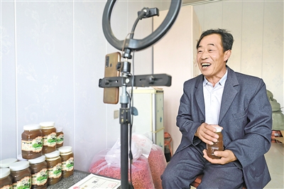 <p>　　吴忠市红寺堡区柳泉乡豹子滩村村民齐社军在家中进行网上直播销售自家的蜂蜜。2000年，齐社军从西吉县举家搬迁到豹子滩村落户，在当地政府和邮储银行的帮扶下，靠养蜂、种植枸杞，走上了致富路。　　　　　　　　　　　　　本报记者　王猛　　摄</p>
