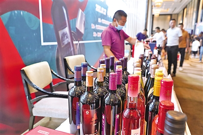 <p>　　宁夏贺兰山东麓葡萄酒是宁夏特色农产品展的吸睛之品。</p>