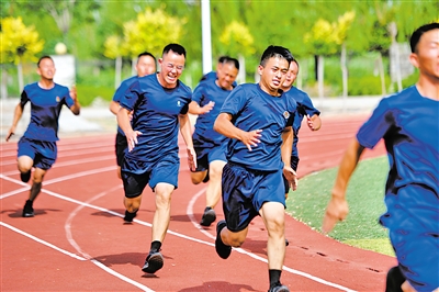 <p>　　烈日下，消防员们奋力冲向终点。</p>