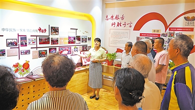 <p>　　7月16日，吴忠市利通区金星镇金花园社区党总支书记张丽萍（中），在“红色记忆馆”为参观的居民进行讲解。</p><p>　　本报记者　蒲利宏　实习生　彭斌　摄</p>