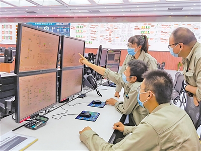 <p>　　国家能源集团宁夏煤业有限责任公司煤制油分公司中控人员查看装置运行情况。（图片由受访者提供）</p>