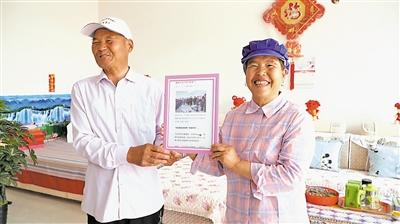 <p>　　吴忠市红寺堡区红寺堡镇弘德村赵树梅夫妇回忆起习近平总书记来村扶贫车间视察时的幸福时光。</p><p>　　本报记者　杜晓星　实习生　彭斌　摄</p>