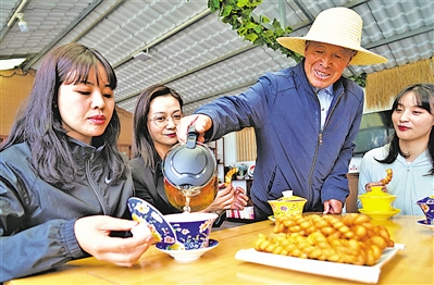 <p>　　7月16日，游客在泾源县大湾乡杨岭村“老马茶馆”品饮八宝茶。“小茶馆”蕴含“大恩情”，如今，乡愁味十足的茶馆已成为杨岭村一景。本报记者　剡文鑫　摄</p>