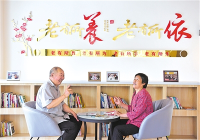 <p>　　　　石嘴山市大武口区人民路街道工人街社区创新养老服务方式，打造的集日间照料、临时托管、文化娱乐、精神慰藉、医疗康复、公益服务等多功能为一体的医托养服务生活超市，2022年7月1日正式运营以来，受到辖区老人的欢迎。本报记者　王晓龙　摄</p>