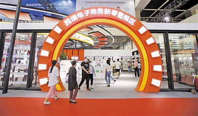 <p>　　　　在第五届中阿博览会上，观众在跨境电子商务新零售展区参观。宁夏积极融入和服务“一带一路”建设，成功举办5届中阿博览会。　　　本报记者　党硕　摄</p>