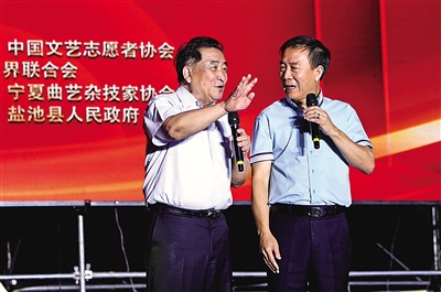 <p>　　姜昆（左）和戴志诚表演相声《欢歌笑语》。</p>
