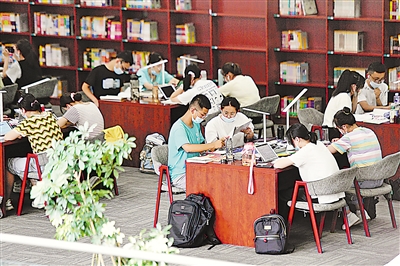 <p>　　8月7日，市民在宁夏图书馆读书、学习。正值暑假，宁夏图书馆在做好疫情防控工作的同时，努力为读者创造良好的阅读环境，每天接待读者约4500人次。　</p><p>　　本报记者　马楠　摄</p>