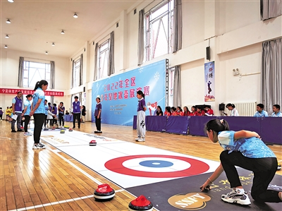     旱地冰壶运动走进盐池中小学校。