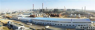     2014年12月13日，神华宁煤400万吨/年煤炭间接液化示范项目正在建设中。（资料图片）