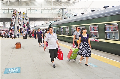 2012年7月3日，乘坐由银川开往上海的K2067次列车的旅客陆续进站。（资料图片）
    本报记者 李徽 摄