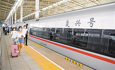     2022年6月25日，乘坐由银川开往广州南站的G877次列车的旅客正在进站。（资料图片）
    本报记者 王晓龙 摄