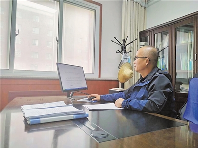张仲军在研究明年灵武市的粮食生产计划。