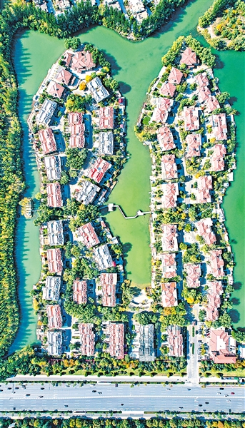     银川典农河畔，人们依水而居，在银川这座拥有128个百亩以上湖泊的城市中感受与水相伴的浪漫。