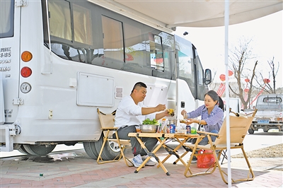     银川房车露营公园，市民架起烧烤炉、煮起小火锅，体验户外露营的乐趣。