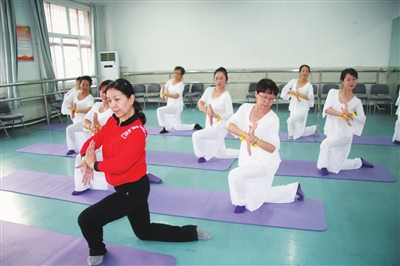 宁夏老年大学的老人们正在练习舞韵瑜伽。