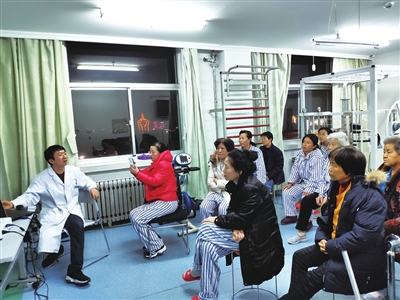 吴冠楠医生为住院病人讲座。何玉玲摄