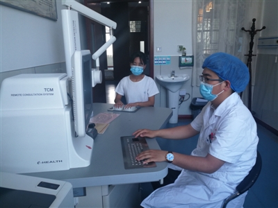 一位患者在接受中医经络传感检测。照片由宁夏中医医院提供