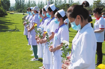 宁夏红十字会、宁夏眼科医院医务人员和社会各界人士向宁夏首位眼角膜捐献者默哀致敬。