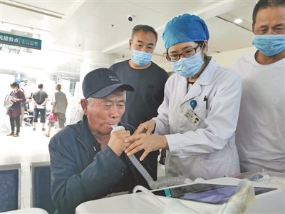 <p>　　义诊活动现场，患者在医生的指导下做肺功能检查。</p>