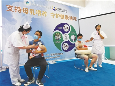 <p>　　活动中，两位准爸爸参与了喂养新生儿互动体验。</p>