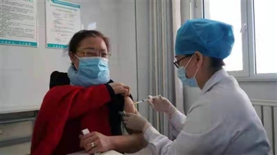 一位市民正在社区医院接种带状疱疹疫苗。本报记者 邱曦 摄