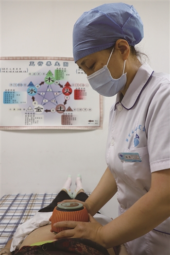     中医外治，用火龙罐为亚健康患者进行及时干预。